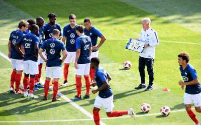 法国队集体训练场景 - 球员们进行战术演练