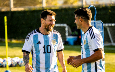 梅西在训练中微笑与队友交流 - 阿根廷队备战世界杯小组赛